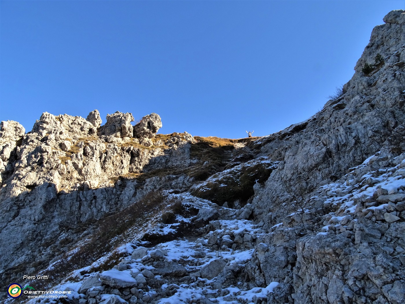 49 Rampatina finale su spolverata di neve verso il Colle Garibaldi .JPG